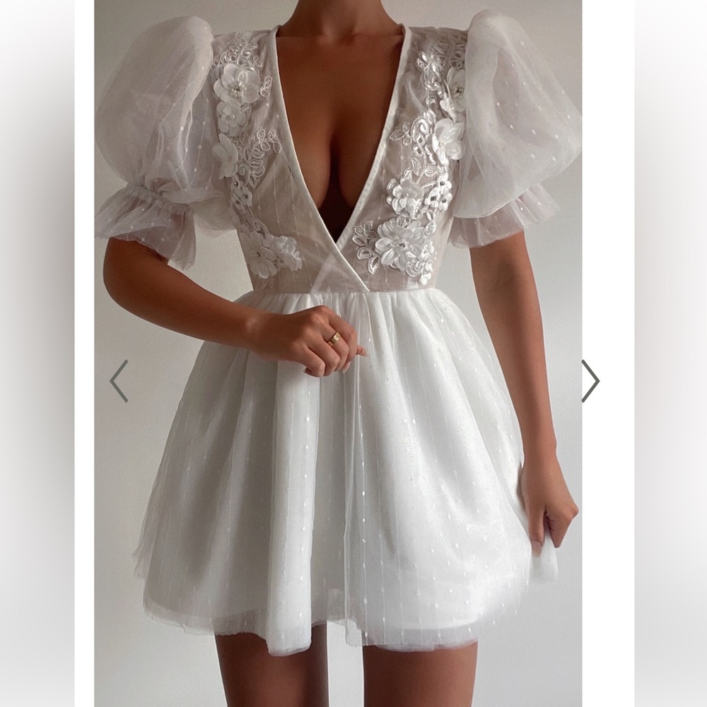 $130 AKSHIA MINI DRESS PUFF SLEEVE FLORAL DETAIL PLUNGE NECK DRESS WHITE SIZE L